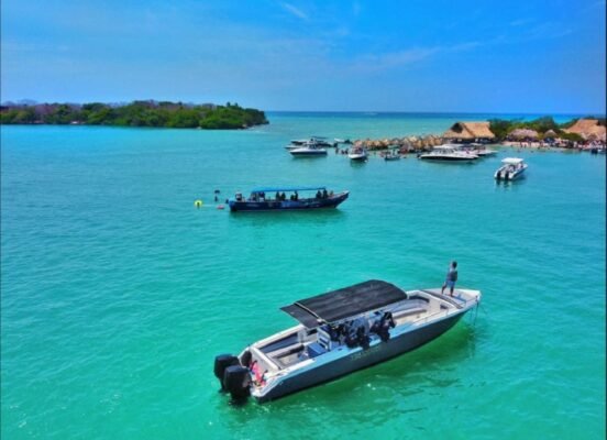 Recorrido por isla cholon en el tour de 5 islas cartagena