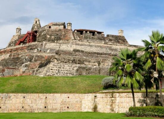 Impresionante vista del Castillo de San Felipe en Cartagena, destacando en un tour gratuito por la ciudad bajo un cielo parcialmente nublado.