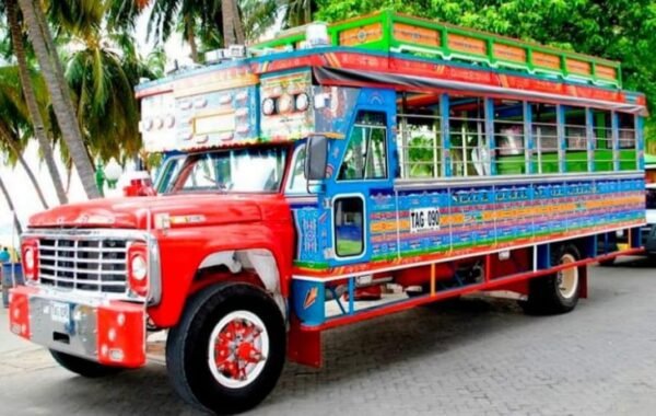 El transporte mas popular de colombia "LA CHIVA" utilizada para los city tours en las ciudades.