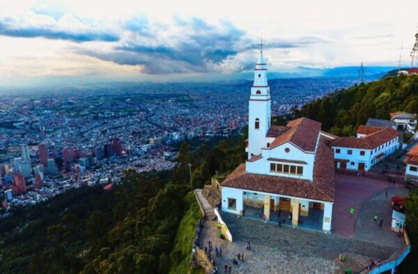 Monserrate, cerro famoso por su tradición, incluido en nuesto city tour por bogotá