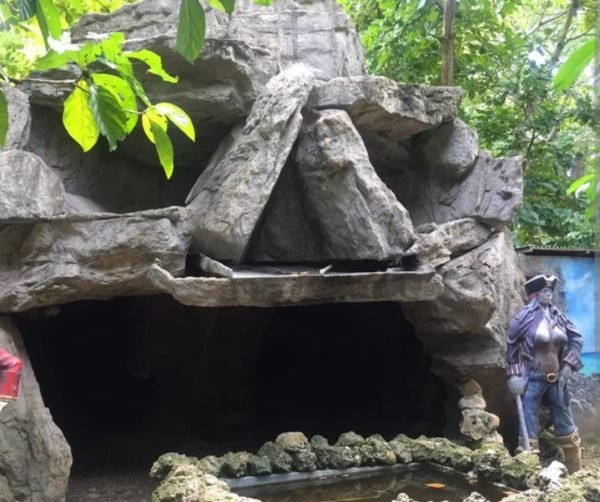 Entrada sombreada de la Cueva de Morgan en San Andrés, invitando a los visitantes a descubrir los secretos y tesoros del legendario pirata Henry Morgan.