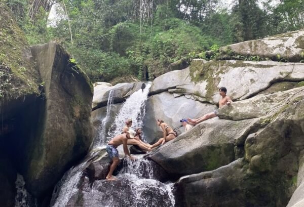 cascadas de piedra blanca, lugar que visitamos en la excursión a minca en santa marta