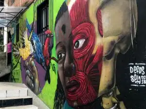 graffiti tour comuna 13, representa la lucha por las personas mas desfavorecidas.