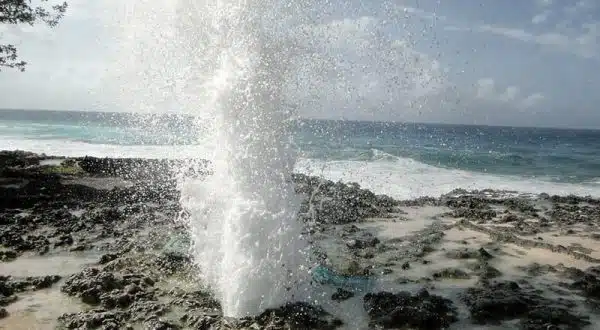 Vista del Hoyo Soplador en San Andrés, donde el mar Caribe muestra su fuerza a través de un impresionante chorro de agua.