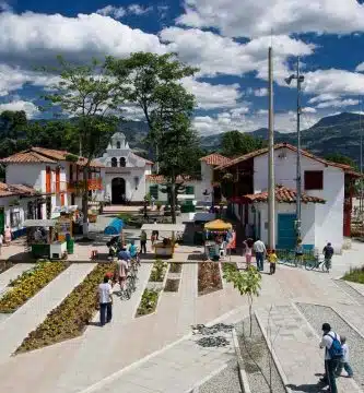 Vista panorámica de Medellín destacando lugares icónicos como el pueblito paisa