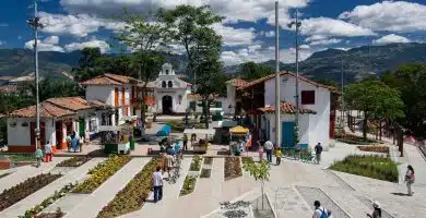 Vista panorámica de Medellín destacando lugares icónicos como el pueblito paisa