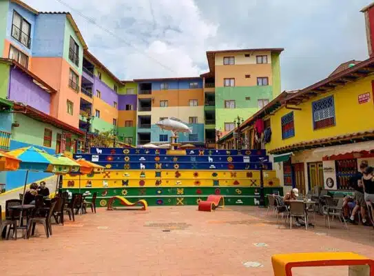 Plaza de lo zocalos en guatape, un lugar para disfrutar de la cultura paisa.