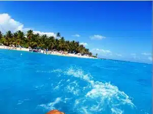 Una vista de una playa tropical en san andres, colombia desde el océano