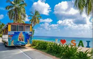 Bus turístico en San Andrés con vista al mar.