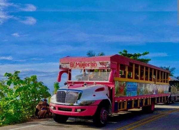 Una chiva vibrante y decorada aguarda para iniciar el pintoresco recorrido de ‘vuelta a la isla’, prometiendo una experiencia cultural inolvidable en San Andrés.